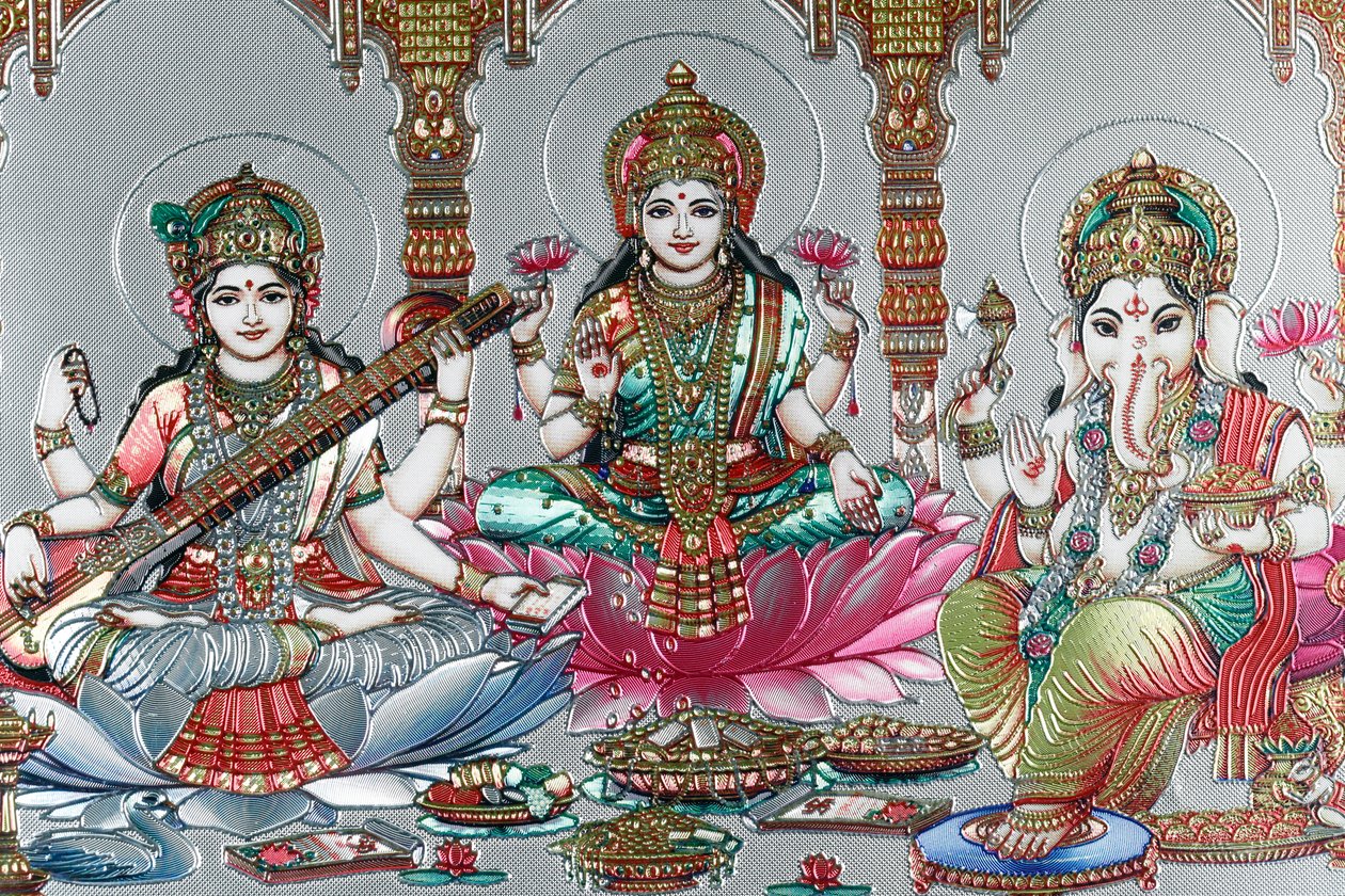 Lakshmi, kona til Vishnu, er gudinnen for velstand, lykke og skjønnhet. Ganesh. av . .