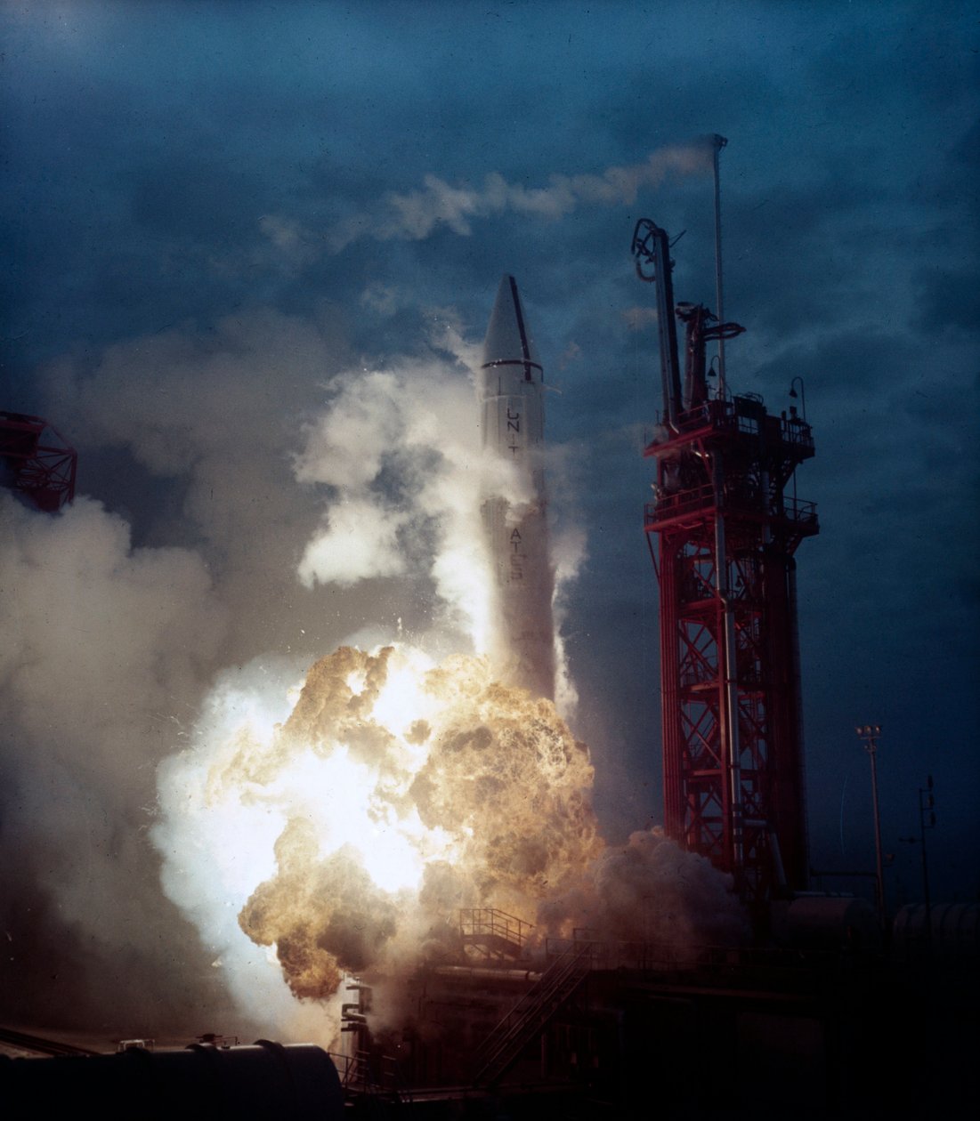 Launch Vehicles, USA Rakett eksploderer på utskytningsrampen, tidlig på 1960-tallet av Frederick (attr. to) Barnard