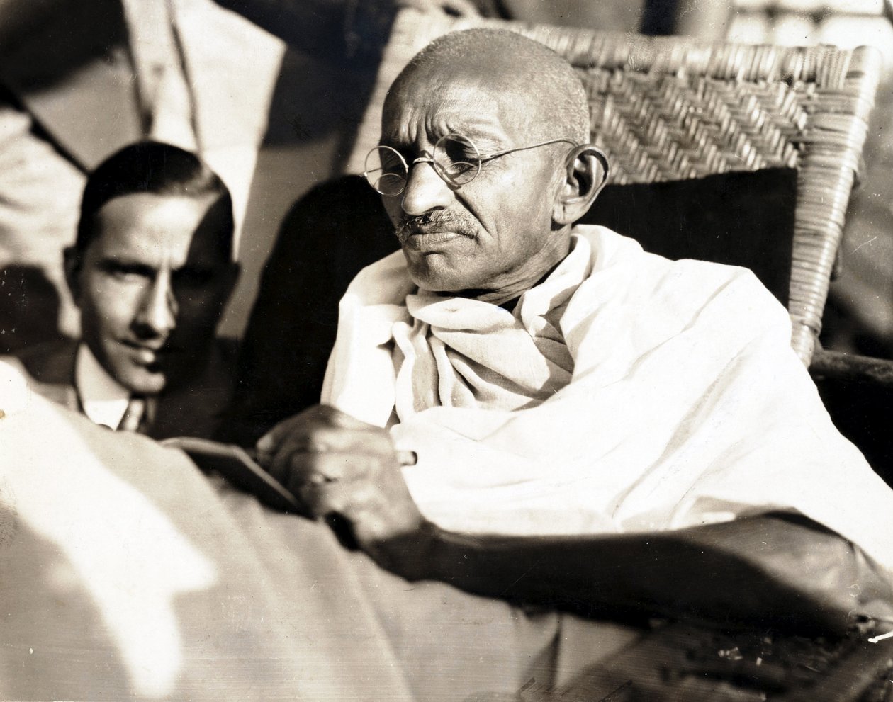 Mahatma Gandhi om bord på SS 'Rajputana' av Frederick (attr. to) Barnard