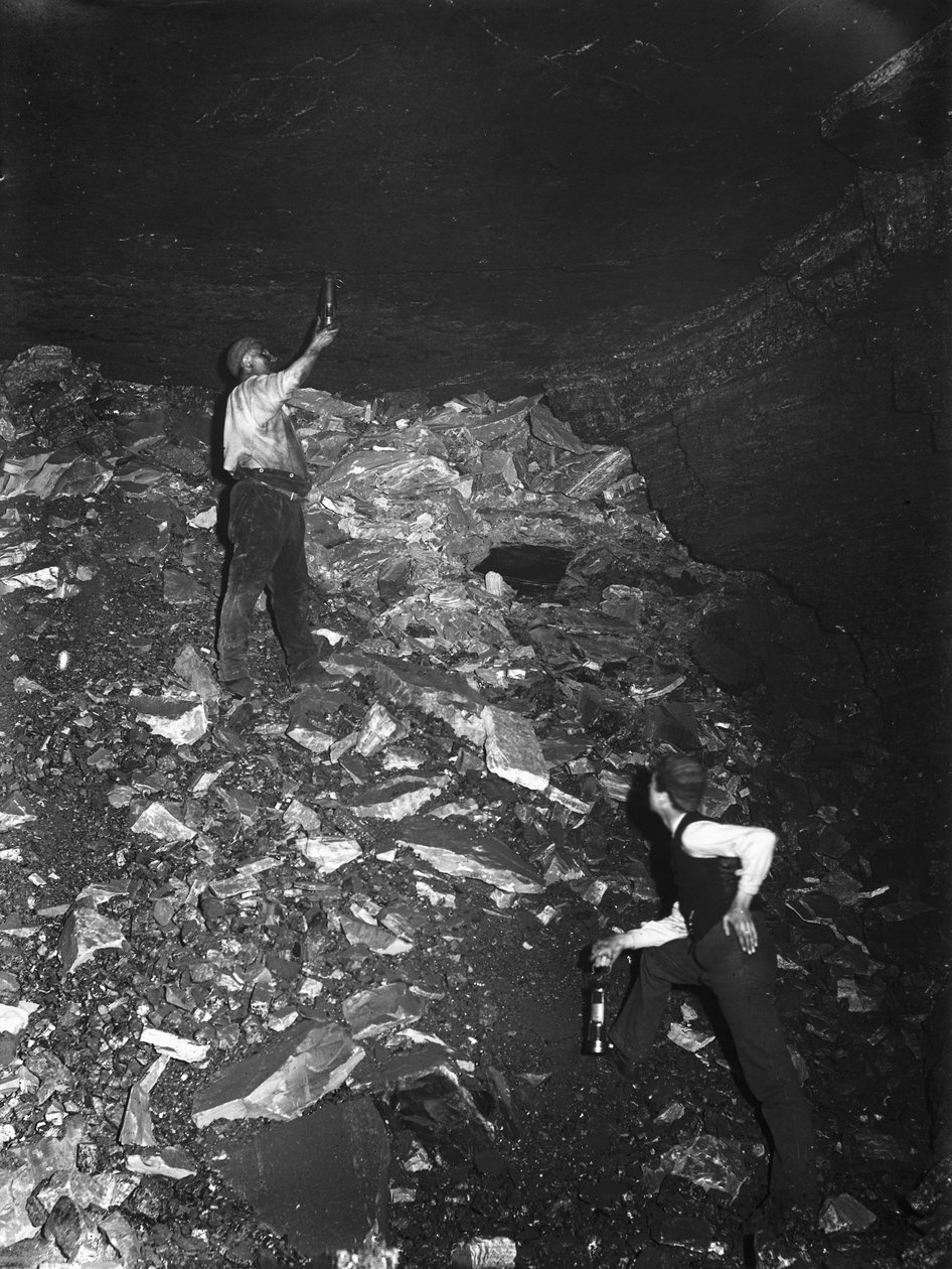 Gruvedrift, kulltesting for gass i en gruvesjakt, Ramrod Hall Pit, Staffordshire, ca 1890-tallet av Frederick (attr. to) Barnard