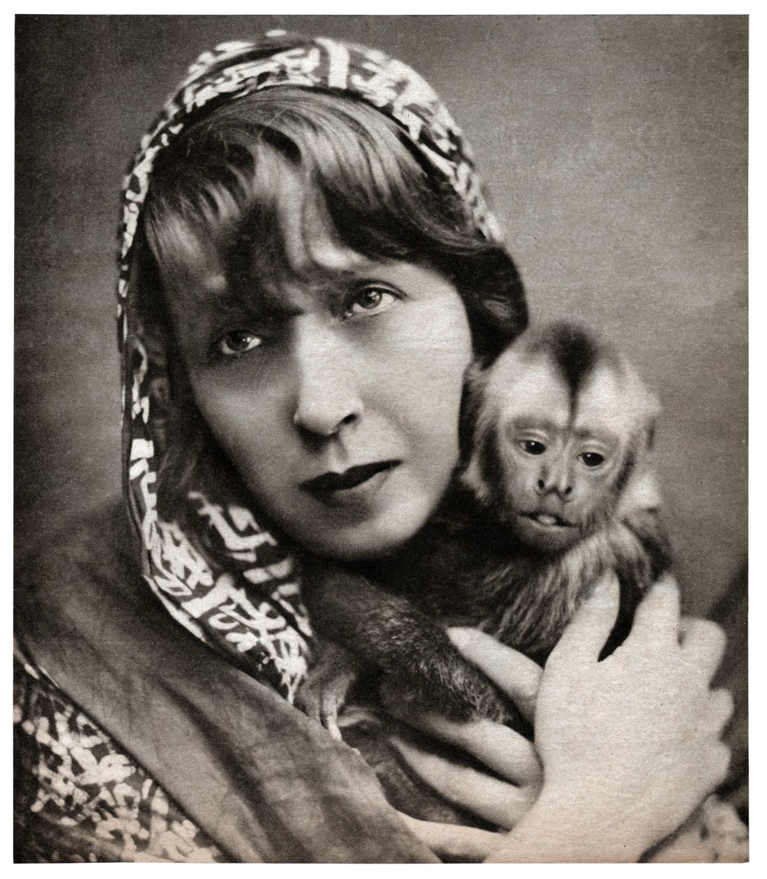 Mistinguett med en liten ape av . .