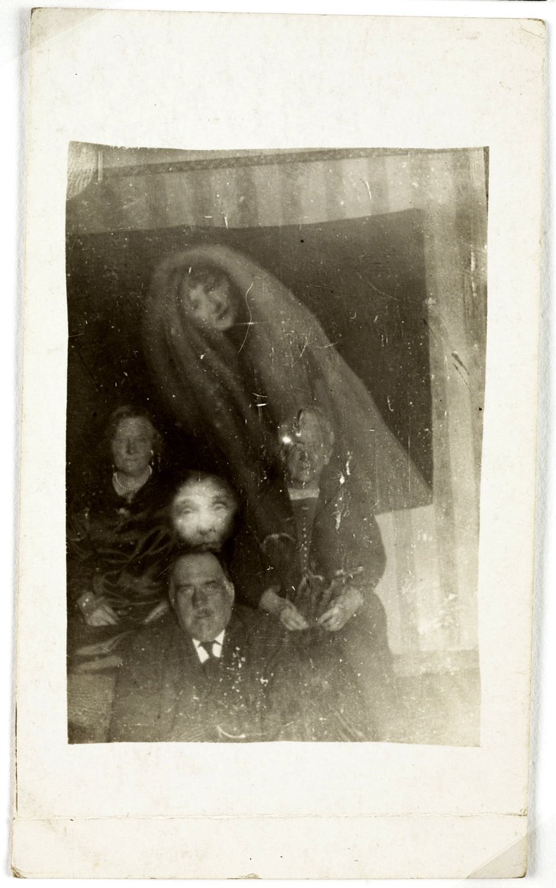 Paranormalt fenomen: portrett av tre gamle mennesker, ånden til en kvinne som dukker opp bak dem, ca 1920 Fotografi av William Hope (1863-1933) av Frederick (attr. to) Barnard