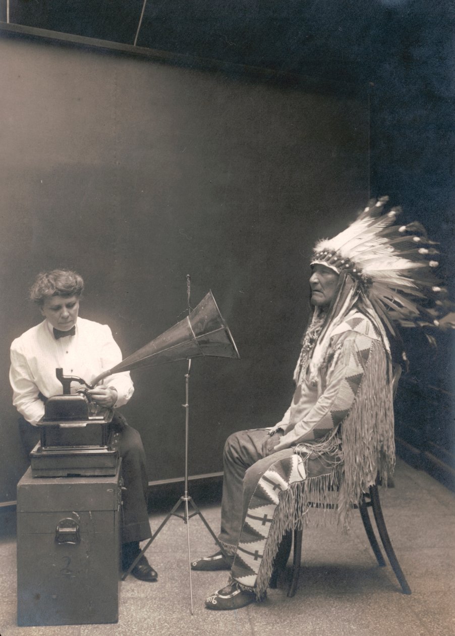 Piegan Indian, fjellsjef, lytter til et opptak med etnolog Frances Densmore av . .