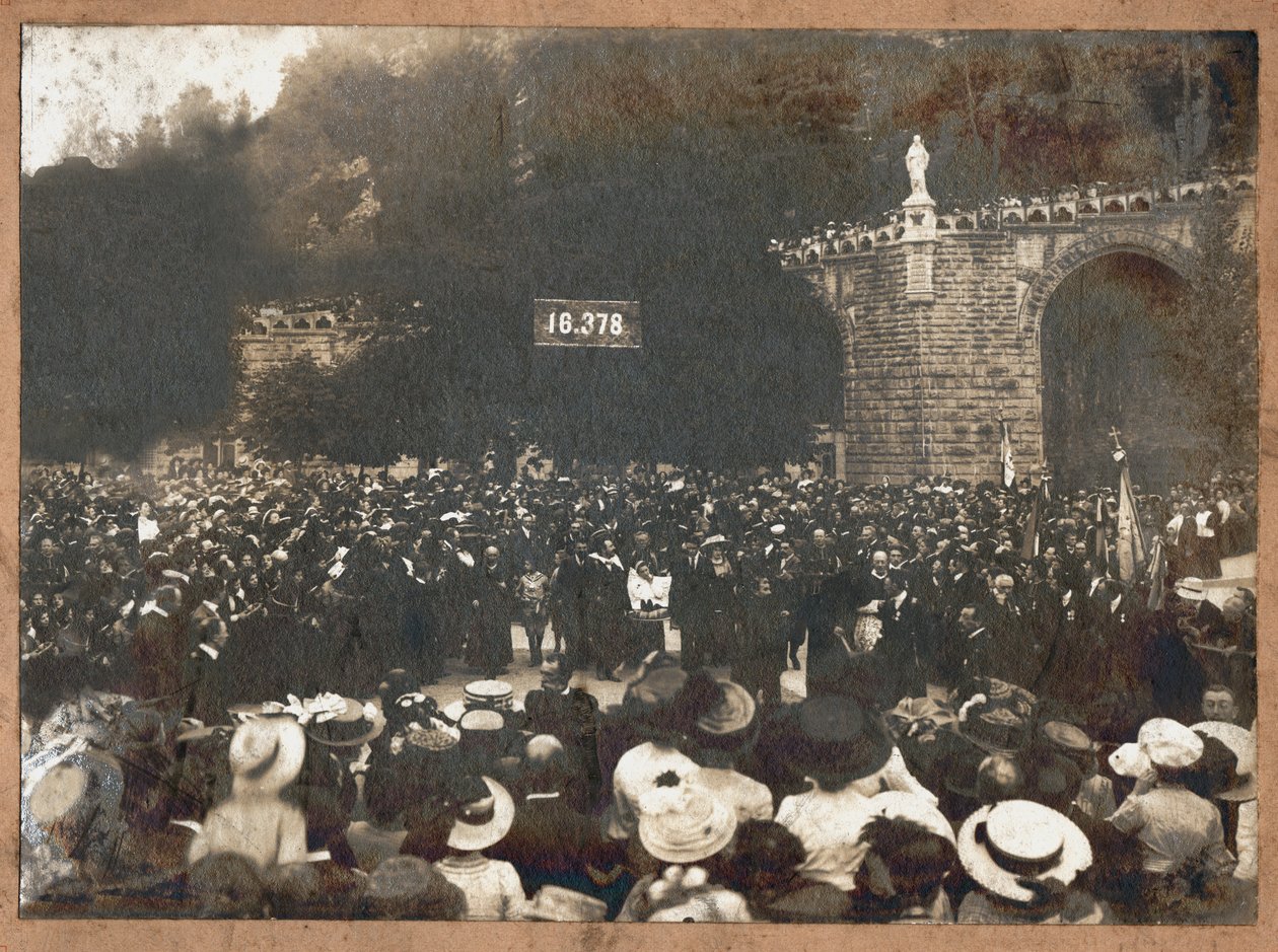 Pilermage de Lourdes. 1910 (s/hvitt-bilde) av . .