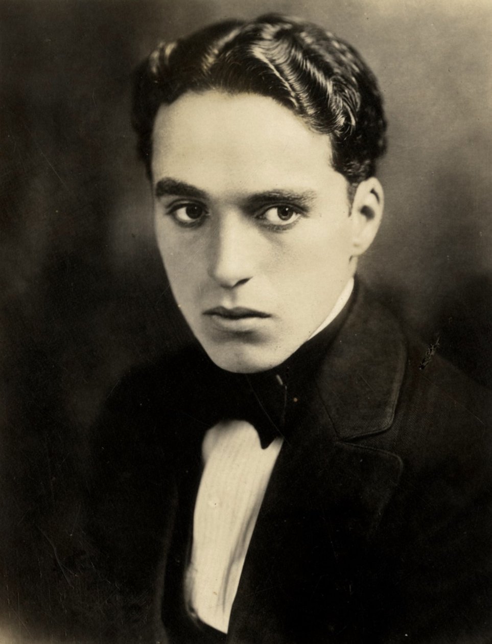 Portrett av Charlie Chaplin, ca. 1918 (sepia-bilde) av Hippolyte Lalaise Devéria