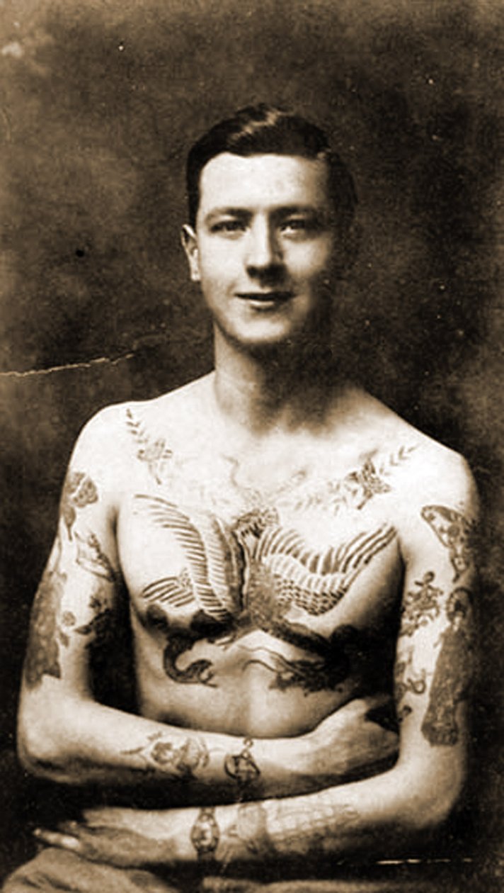 Portrett av en mann med en forseggjort tatovering ca. 1920 (s/hvitt-bilde) av Hippolyte Lalaise Devéria