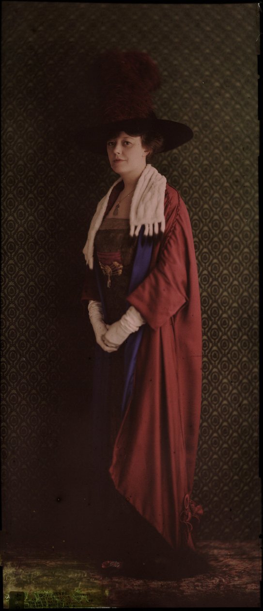 Portrett av en kvinne i seremonielle kapper, ca 1912 av Frederick (attr. to) Barnard