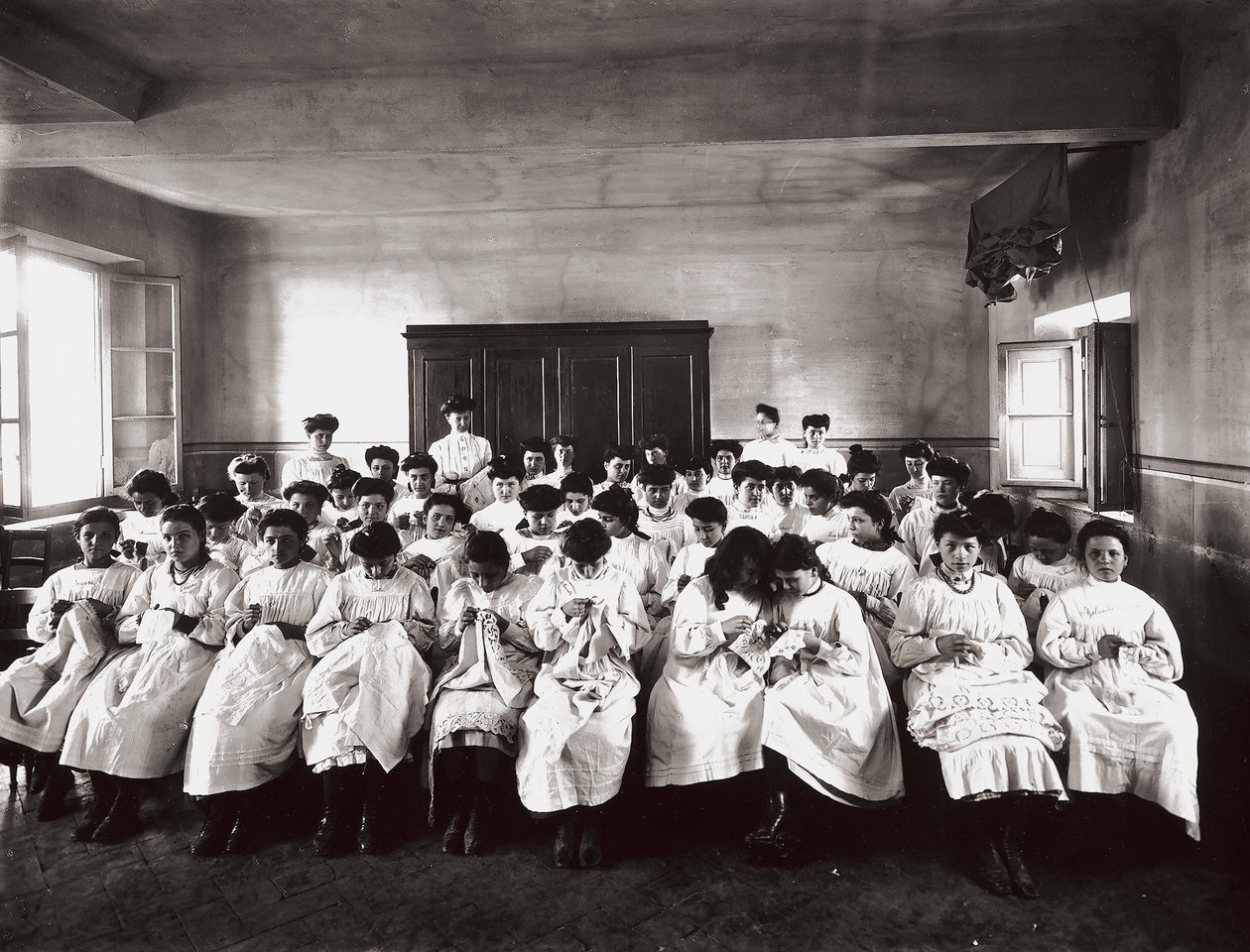 Profesjonell skole for kvinner, i Firenze: en broderi leksjon av Henry Charles Fehr