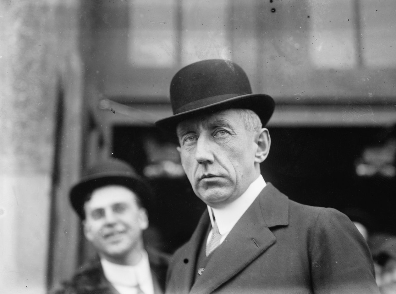 Roald Amundsen, ca. 1900 (s/hvitt foto) av . .