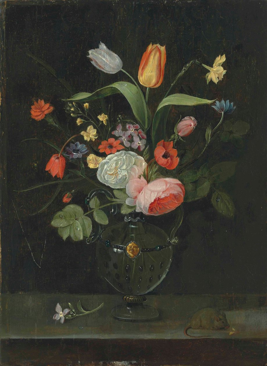Roser, tulipaner, en påskelilje og andre blomster i en glassvase, på en steinhylle med en mus (olje på eikepanel) av . .