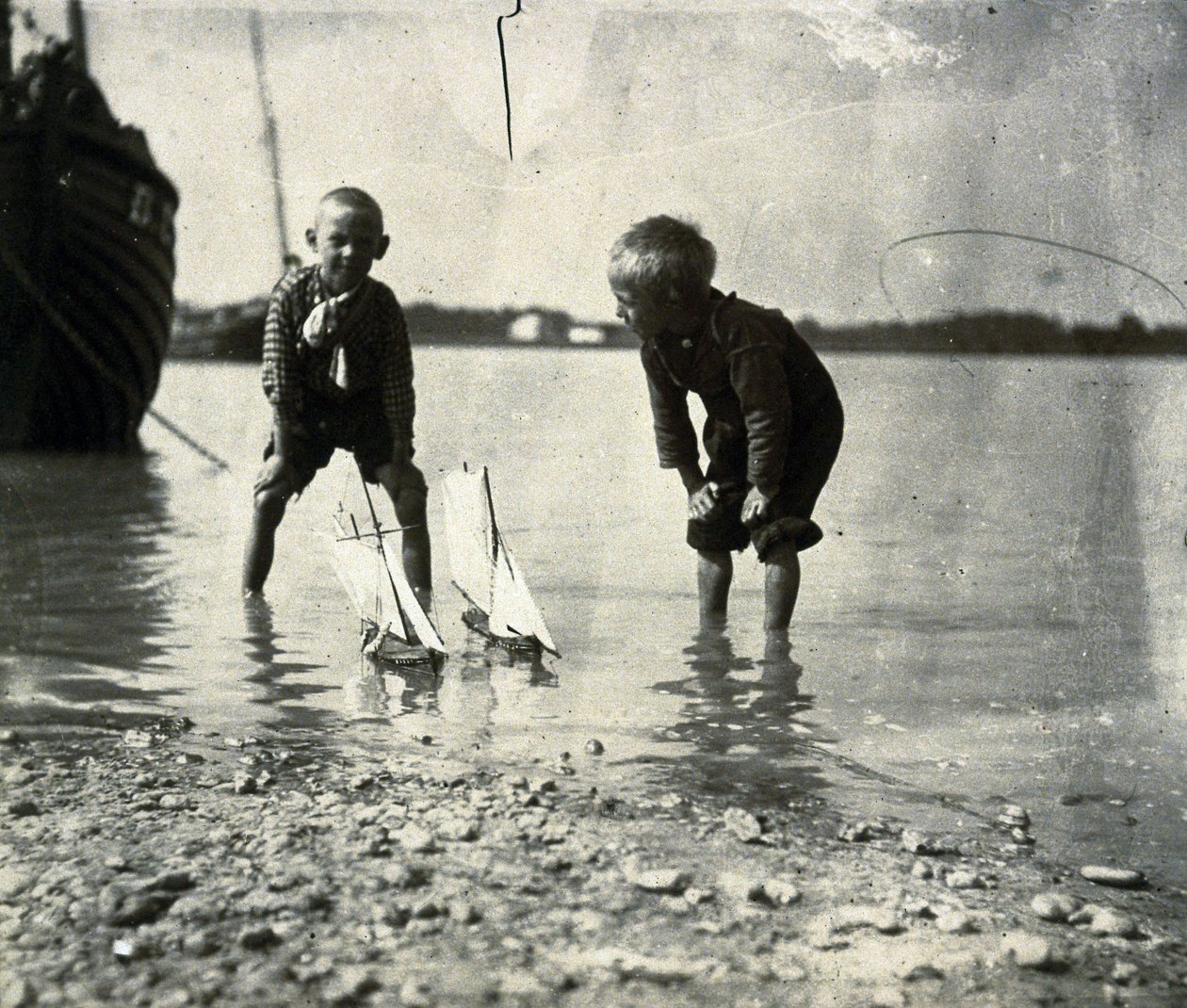 Strandscene, portrett av to gutter, ca 1900-1905 av Frederick (attr. to) Barnard