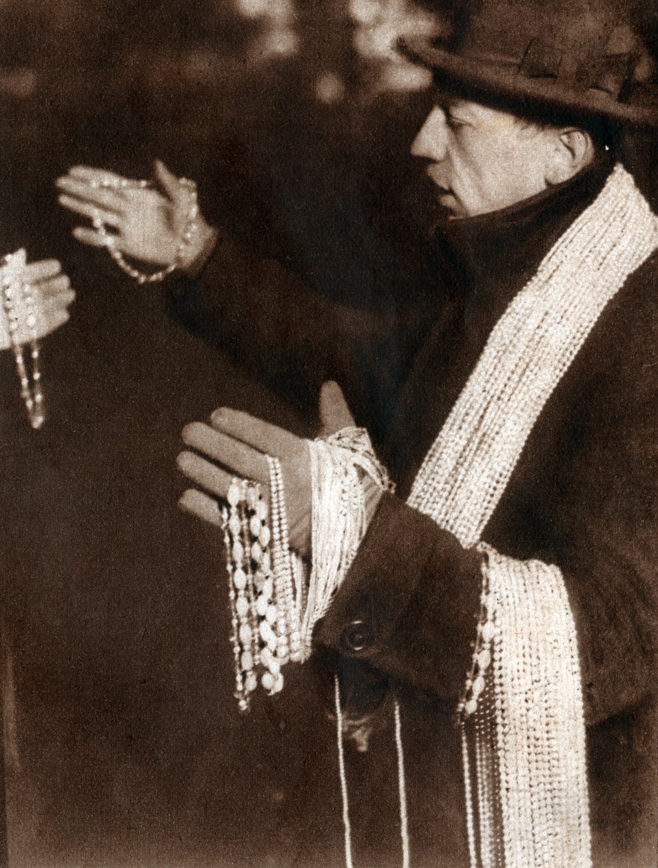 Selger har en perlesparer i gatene i New York, USA. 1929 (trykk) av . .