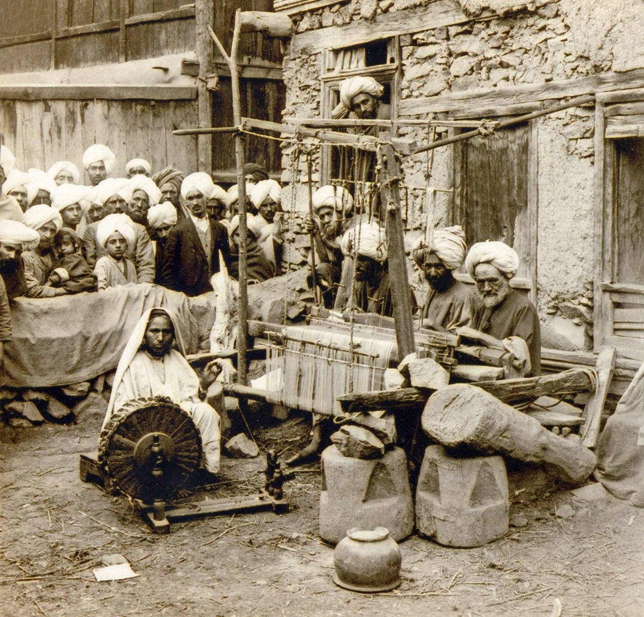 Spinning og veving av ullsjal, Srinagar, Kashmir, India ca. 1901 (bilde) av Frederick (attr. to) Barnard