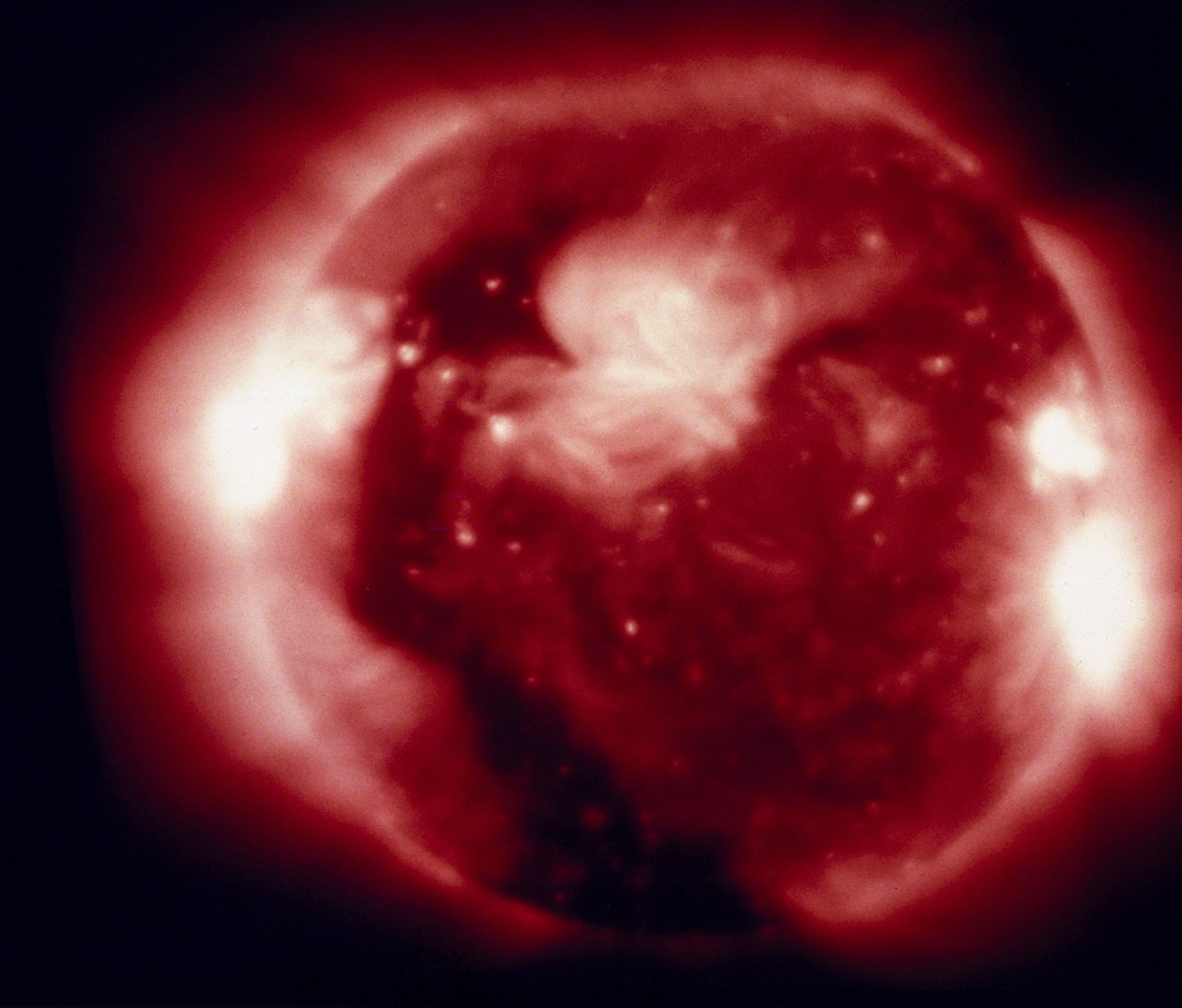 Solen, fotografert ved røntgenbølgelengder av Skylab av Henry Charles Fehr