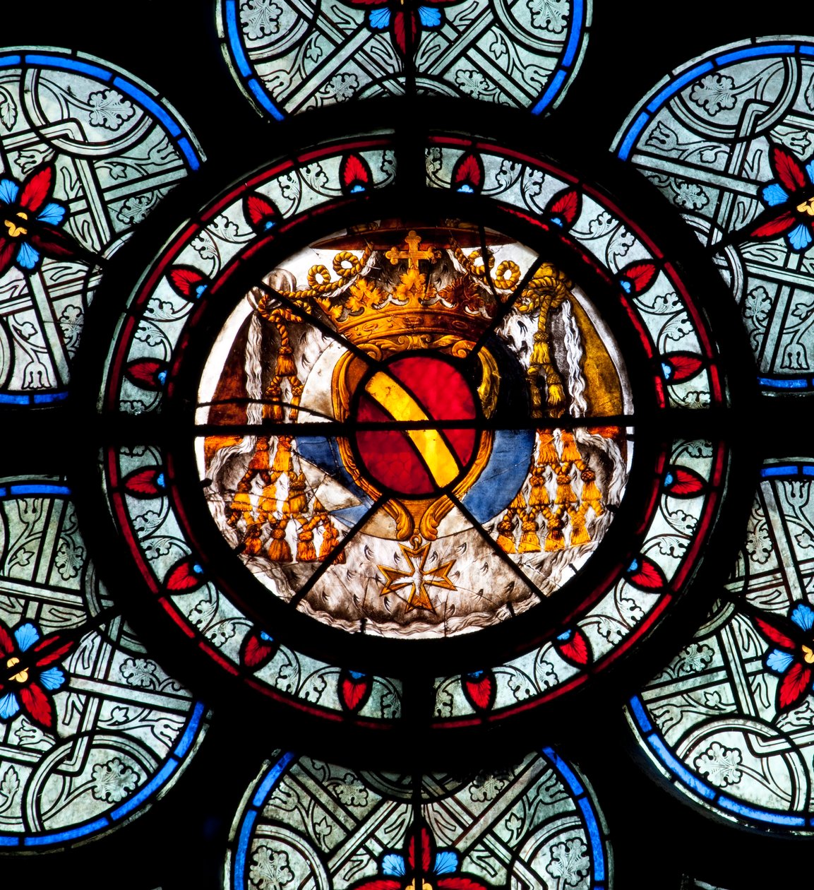 Oculus av trommehinnen til et av de to vinduene i kapellet i Noailles, med armene til kardinalen, malt på midten av 1700-tallet av Jean Le Vieil. Cathedrale Notre Dame de Paris - Paris 4 - XIIIth, XIIIth, XIXth, rehabilitering av Vi av . .