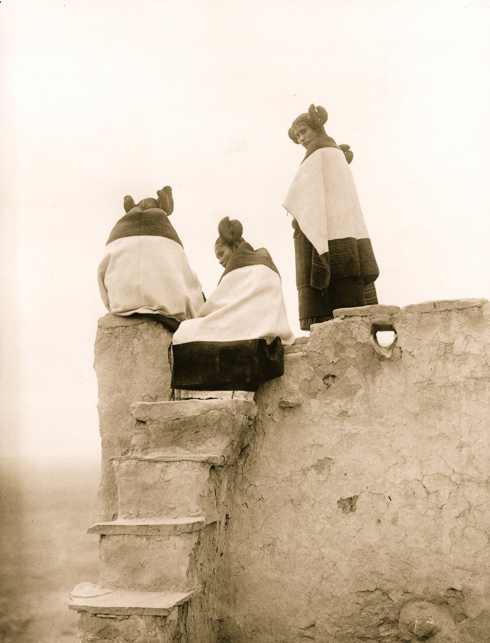 Tre Hopi-kvinner på toppen av Adobe Steps, New Mexico 1906 (bilde) av Hippolyte Lalaise Devéria