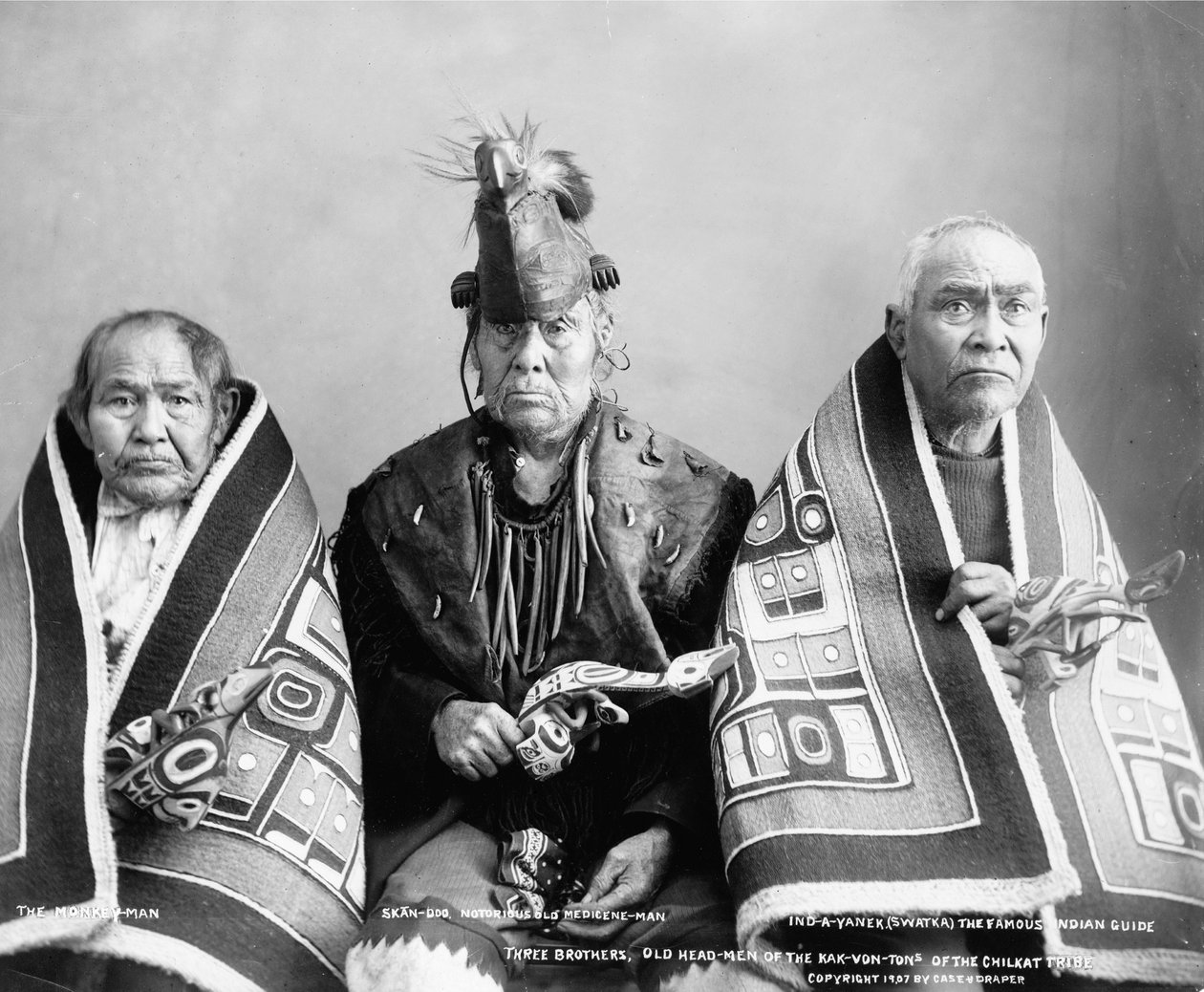 Tre brødre, gamle overhoder fra Kak-Von-Tons fra Chilkat-stammen, ca. 1907 (s/hvitt-bilde) av . .