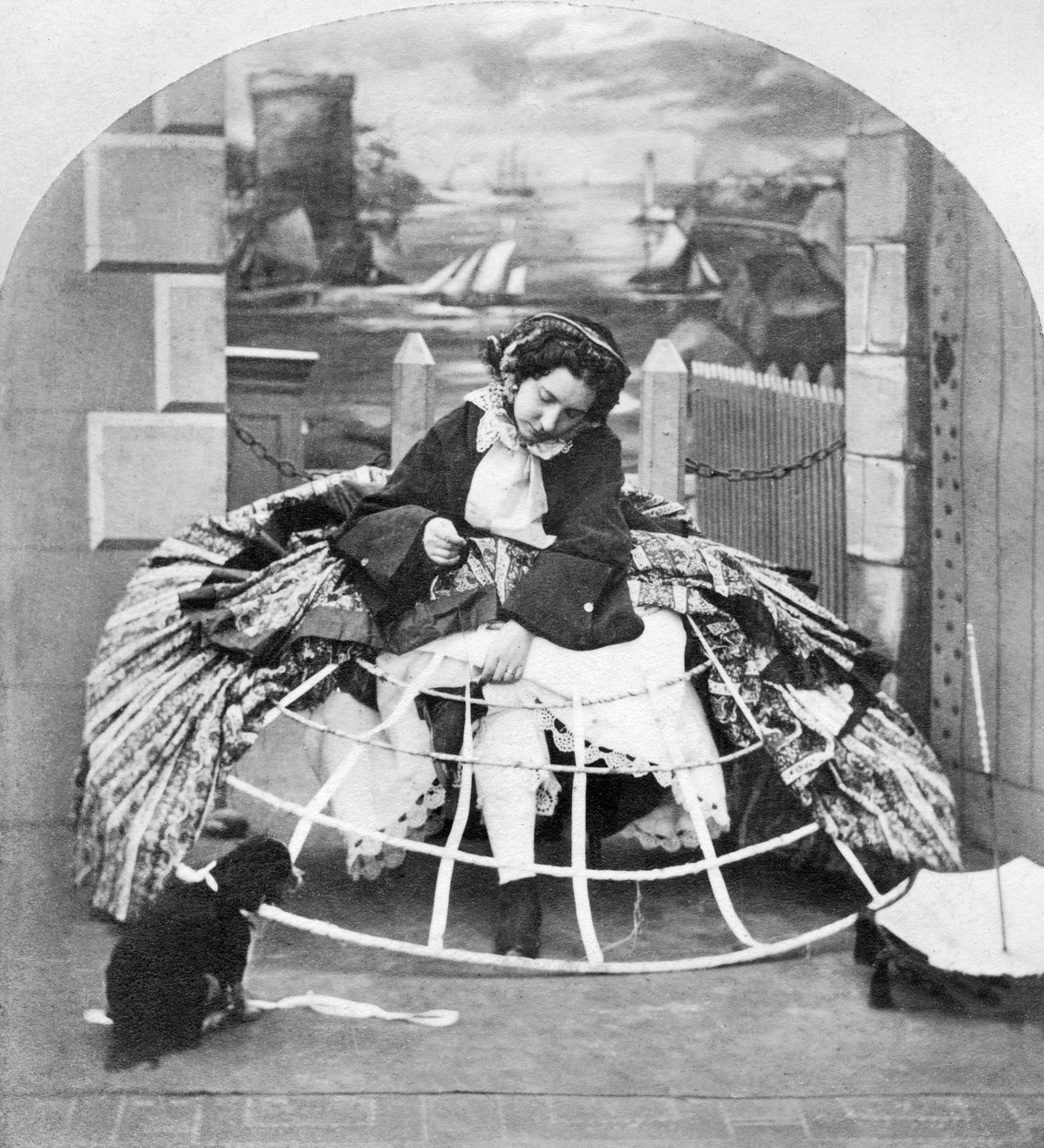Storbritannia : Stereoskop med tittelen Crinoline Advantages, c1860 av Ferdinand Georg Waldmuller
