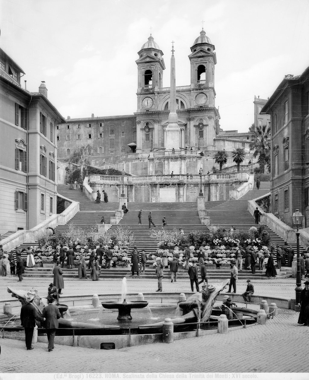 Utsikt over Piazza di Spagna: i forgrunnen er det Fontana della Barcaccia, bortenfor trappen en obelisk og kirken Trinità dei Monti. av Frederick (attr. to) Barnard