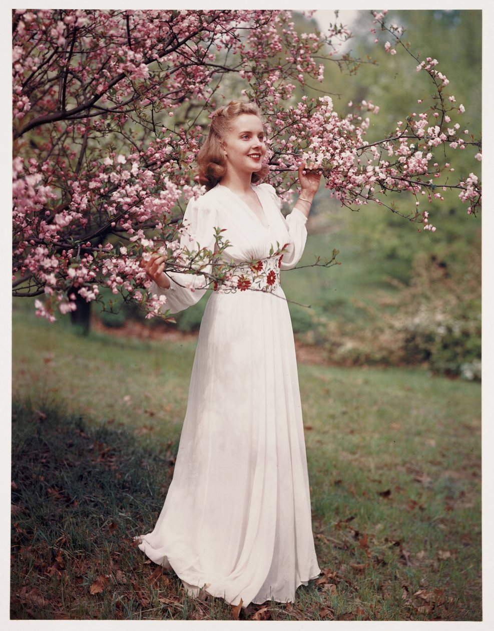 Kvinne som modellerer en kjole nær blomstringen, ca 1940-tallet av Frederick (attr. to) Barnard
