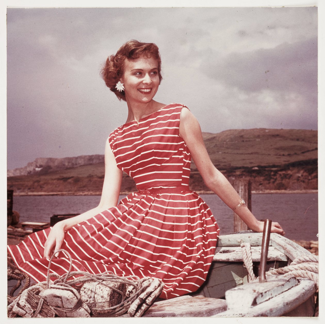Kvinne iført sommerkjole, ca 1950-tallet av Frederick (attr. to) Barnard