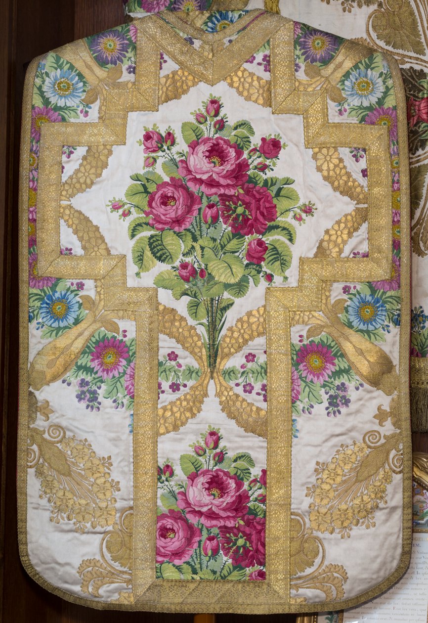 chasubel av et liturgisk ensemble tilbudt av Louis-Philippe 1810 (silkebrodert med gull) av . .