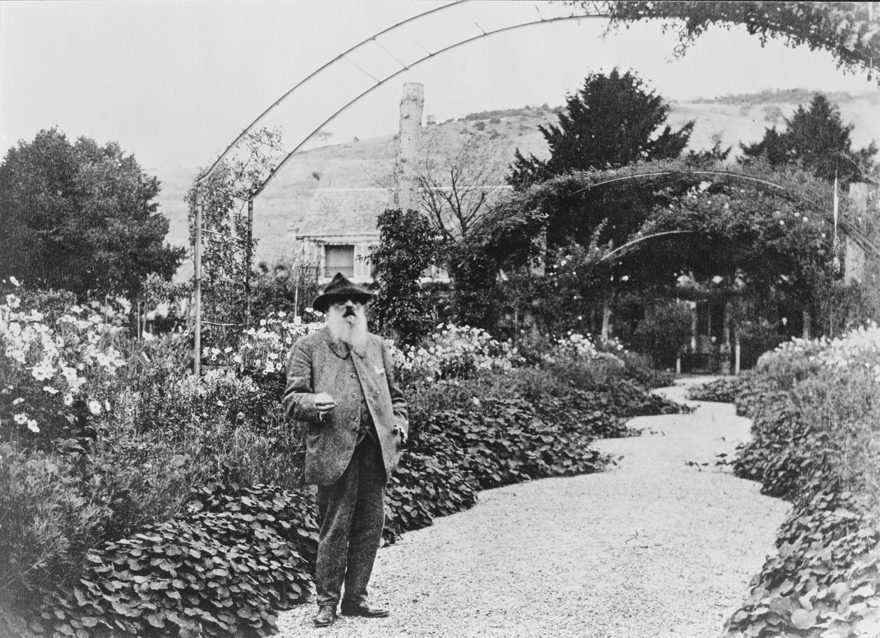 Claude Monet (1840-1926) i hagen hans i Giverny, 1925 av French Photographer