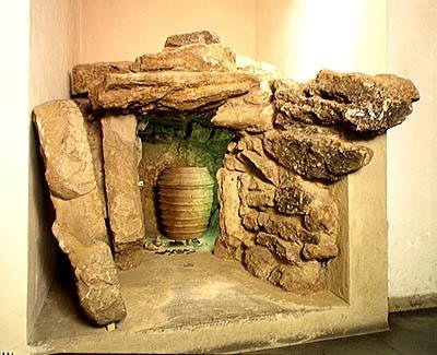 Rekonstruksjon av en etruskisk grav med en urne av after Etruscan