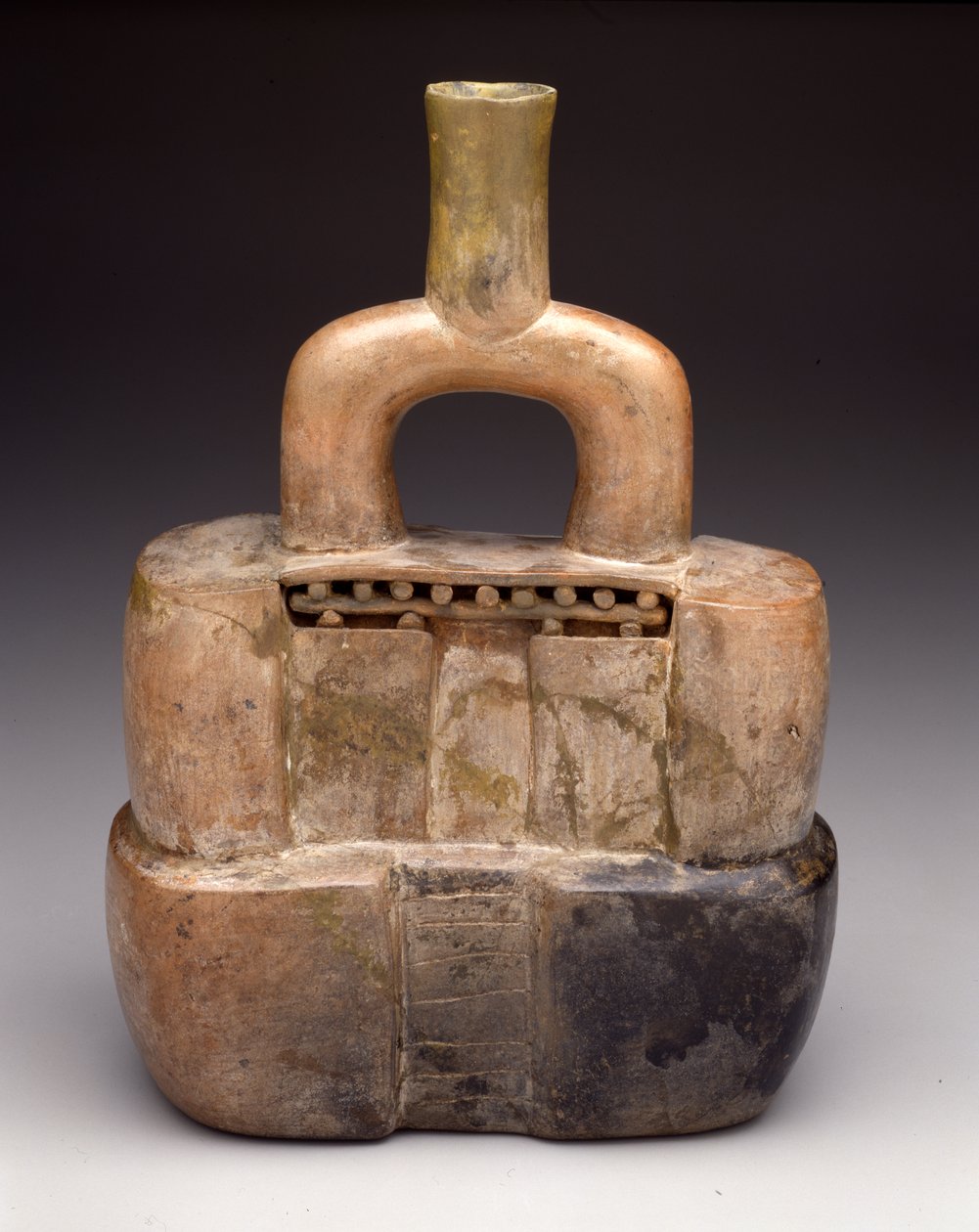 Stigbøyle-tut kar i form av et tempel, Early Horizon, ca. 900-200 f.Kr. (keramikk) av culture Cupisnique