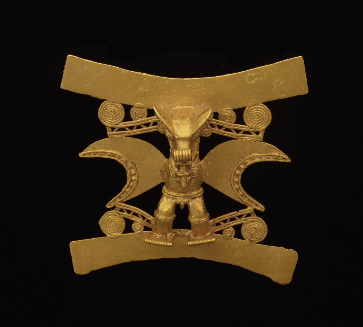 Anheng som viser en figur med flaggermuslignende maske, sen periode V - periode VI, ca. 700-1550 (gull) av culture Diquis