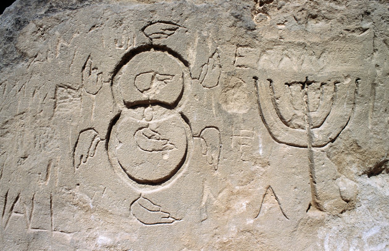 Graveringer (syv-grenet kandelaber eller menorah), nær Church in Rock (hulekirken i Agia Agathi), nær Haraki (Charaki), Rhodos, Hellas (bilde) av Theodore Charles Ange Coquelin