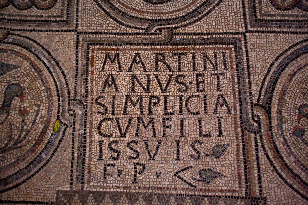 Detalj av en inskripsjon (mosaikk) av School Italian