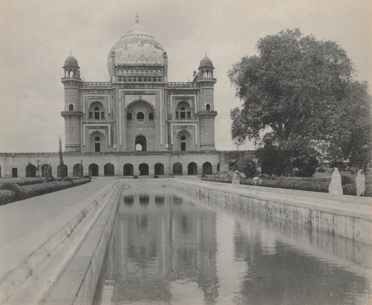 Safdarjung-graven, Delhi av studio of A. W. A. Plâté Studio (Ceylonese)