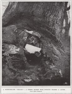 En Peter-Pan-lignende "utgravd", en fransk soldat i nærheten av Monastir som leser et brev (s/hvitt-bilde) av (after) English photographer