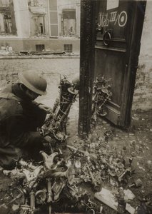 Cambrai, lysestaker bundet i bunter, klar fra fjerning av tyskerne, men etterlatt av (after) English photographer