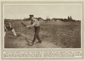 Cricket erstatter fotball ved fronten, britiske soldater i en kamp bak linjene et sted i Frankrike, eller Flandern (s/hv-bilde) av (after) English photographer