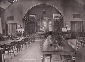 Owen#39;s College, Manchester: Bibliotek og lesesal (s/hvitt-bilde) av (after) English photographer