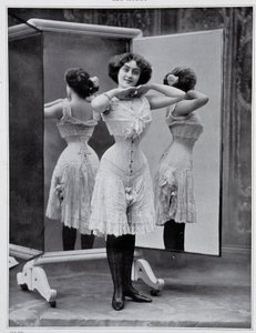 Modell som presenterer Thylda-korsettet, foto Félix - i "" Les Modes", desember 1907. av (after) Felix Studio