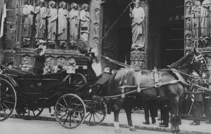 Alphonse XIII ved Notre-Dame (s/hvitt bilde) av (after) French Photographer