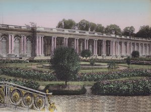 Grand Trianon, Facade sur les Jardins, Great Trianon, Forfra på hagen (farget bilde) av (after) French Photographer