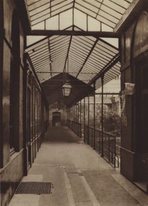 Den gamle passasjen av Operaen i rue Le Peletier (s/hvitt bilde) av (after) French Photographer