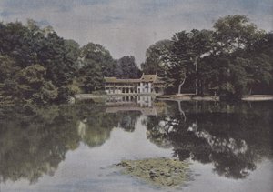 Petit Trianon, utsikt over Hamlet og innsjøen (farget bilde) av (after) French Photographer