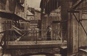 Bredden av Bievre på bunnen av rue des Gobelins (s/hvitt-bilde) av (after) French Photographer