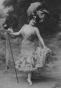 Marcelle Irven (s/hvitt bilde) av (after) French Photographer
