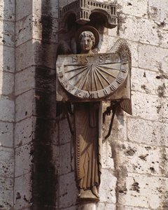 Gotisk kunst: "" Representation of the Angel on the Dial" Skulptur fra 1900-tallet etter en original fra 1500-tallet bevart i krypten, sørvestlige hjørnet av Basilica Notre Dame de Chartres (Eure et Loir) (engel med solur) , katedralen N