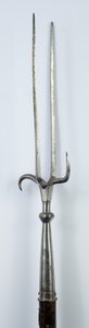 Military Fork, ca. 1600 (jern med restaurert tre) av (attr.to) Italian School