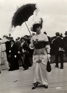 Mote på løpene: en kvinnelig tilskuer på Journée des drags, Auteuil, Frankrike (gelatinsølvtrykk) av A. Calavas