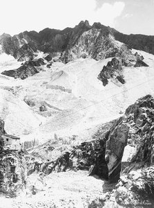 Et marmorbrudd i Apuan-alpene, i Toscana (s/hvitt-bilde)