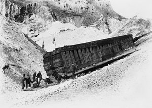 Apuan-alpene (Carrara). Monolittene transporteres på sleder i bruddene (s/hvitt-bilde) av A. Corsini