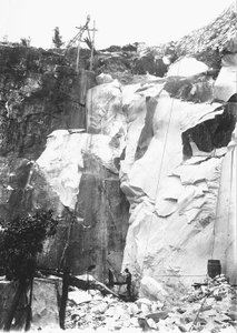 Gravemaskiner i arbeid ved et marmorbrudd i Apuan-alpene, Toscana. (s/hvitt bilde)